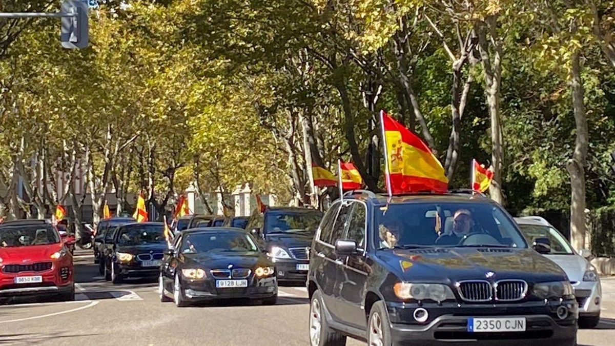 Imagen de vehículos en Valladolid con banderas de España en la marcha convocada por Vox. - EUROPA PRESS