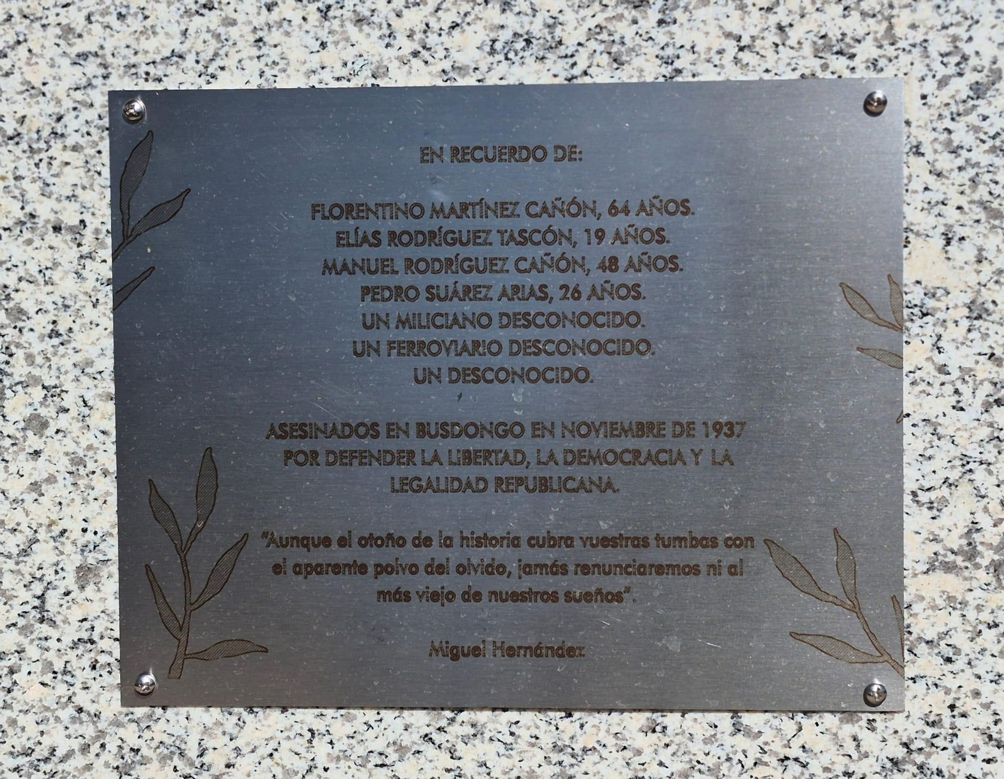 Placa en memoria de los represaliados en Villamanín.