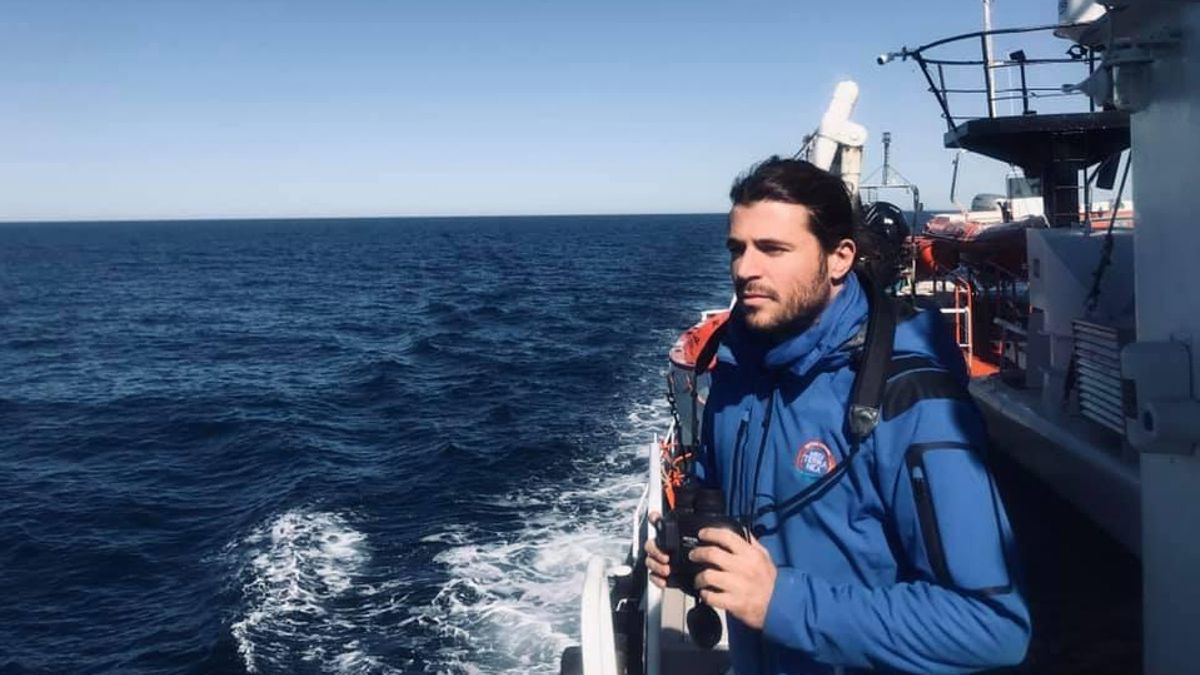 Iasonas Apostolopoulos en uno de los barcos de la ONG MediterraneaRescue, que rescata personas en el Mediterráneo, en 2019.