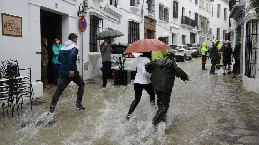 Vecinos de Grazalema corren por una calle inundada debido a las intensas lluvias que se registraron el 4 de febrero de 2026 en la localidad gaditana.EFE/Román Ríos/Archivo