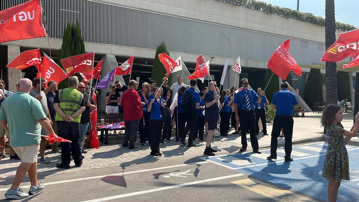 Un moment de la concentració dels treballadors de Groundforce d'aquest dimecres davant de la dàrsena 1 de l'aeroport de Palma.