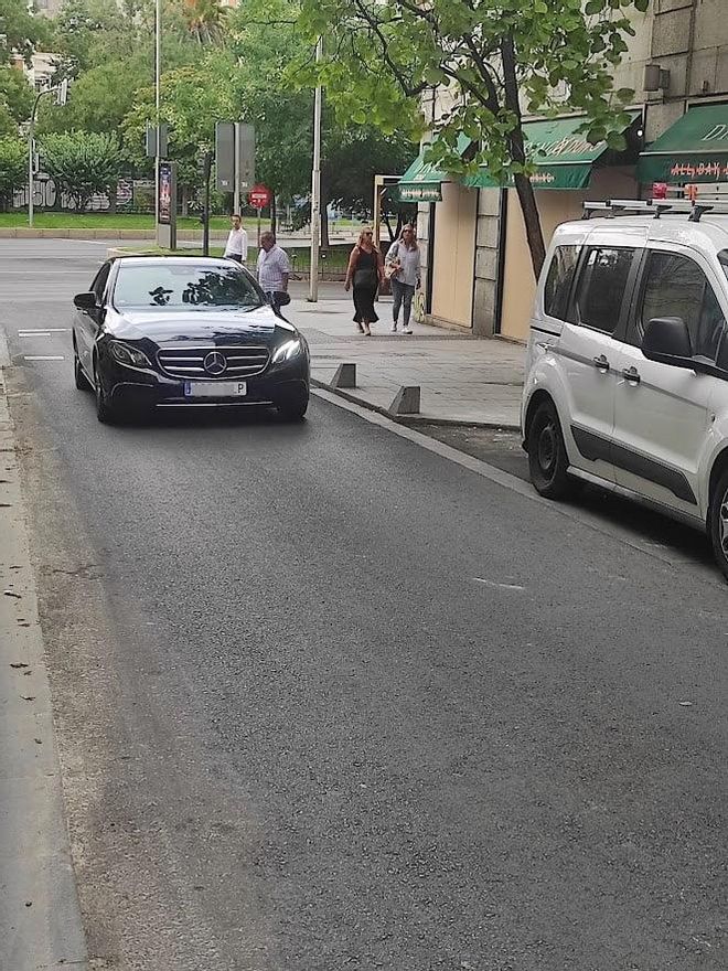 Un coche de alta gama accede al tramo peatonalizado de la calle Recoletos