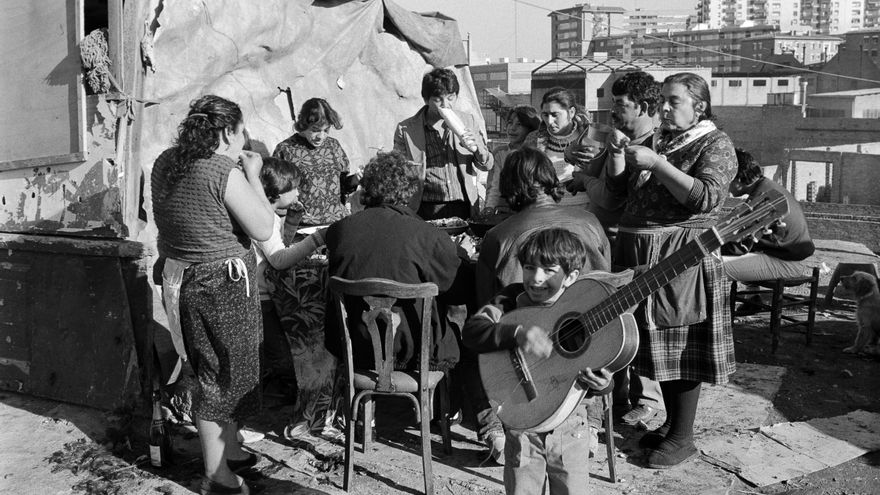 Un grupo de vecinos, horas antes de la Nochebuena de 1986.