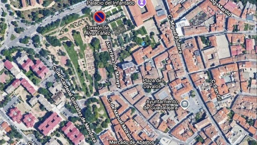 Los aparcamientos del Mercado de Abastos y el Torreón de Alvar Fáñez de Guadalajara, fuera de servicio