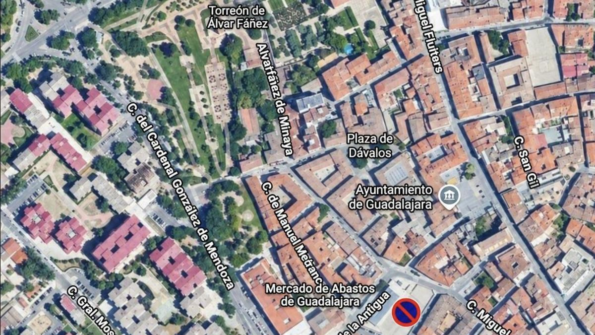 Los aparcamientos del Mercado de Abastos y el Torreón de Alvar Fáñez de Guadalajara, fuera de servicio
