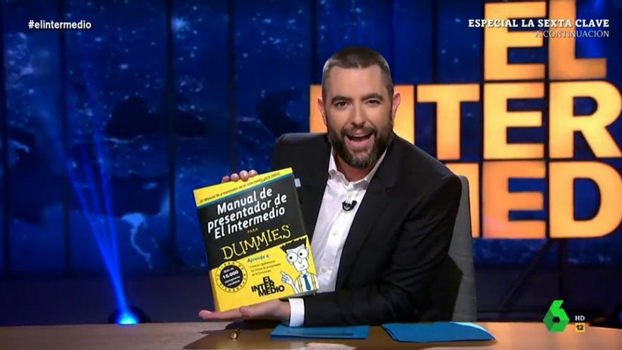 Dani Mateo "cambia" la dinámica de 'El Intermedio' y acude al "Manual del presentador" en ausencia de Wyoming