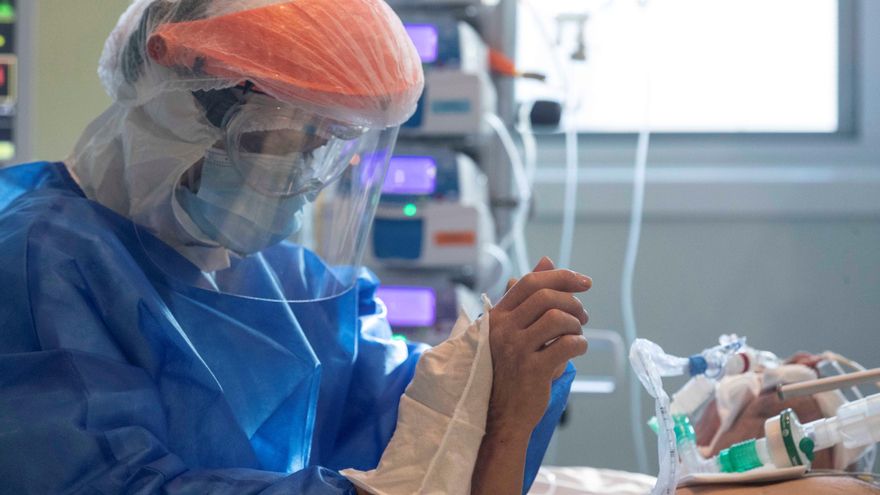 Una enfermera atiende a un paciente ingresado por coronavirus, este miércoles en la Unidad de Cuidados Intensivos (UCI) del Hospital Reina Sofía de Murcia. EFE/Marcial Guillén