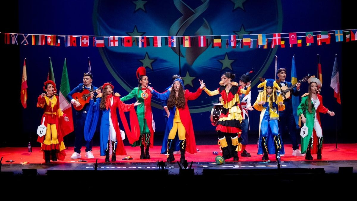 Las eurovisivas, una de las chirigotas juveniles con protagonismo de chicas en el concurso de la cantera.