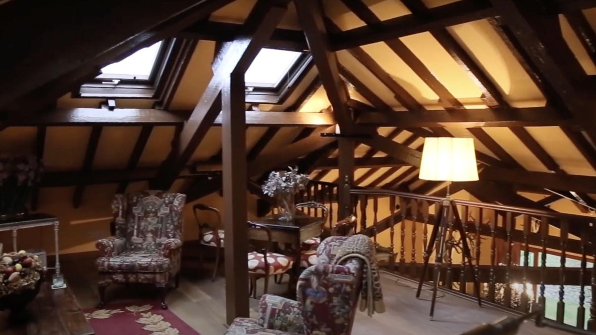 Imagen del interior del chalé del vídeo promocional.