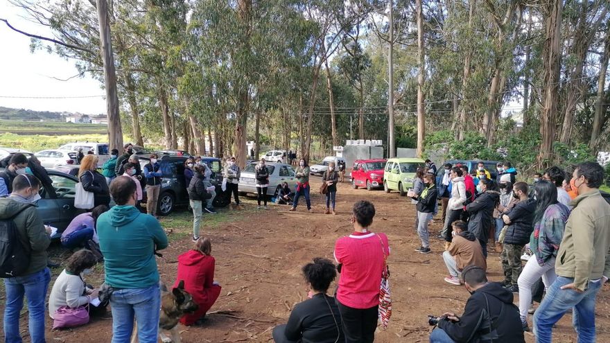 Un grupo de personas se concentra frente al campamento de Las Raíces, en Tenerife, para apoyar a las personas migrantes acogidas en el recurso
