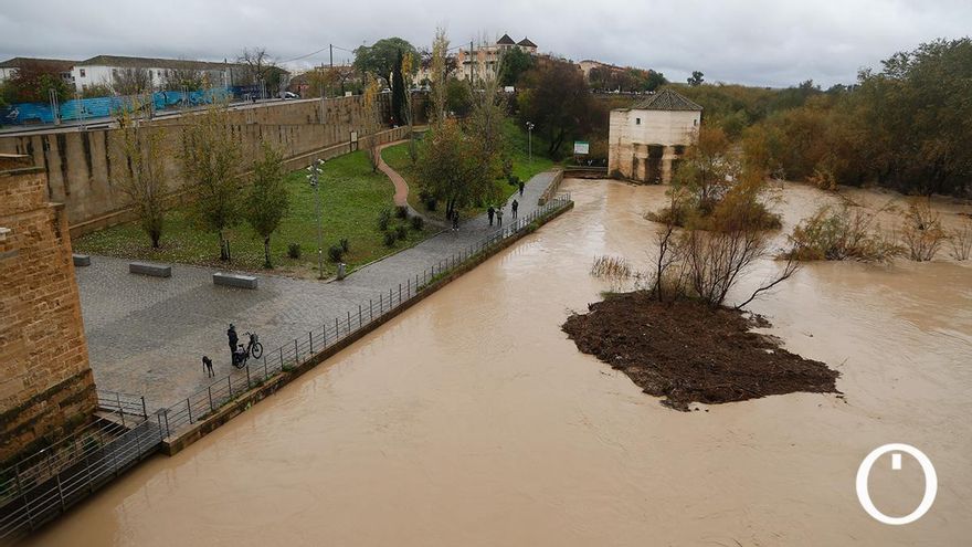 El Guadalquivir, a cinco centímetros de superar el umbral amarillo de riesgo a su paso por Córdoba