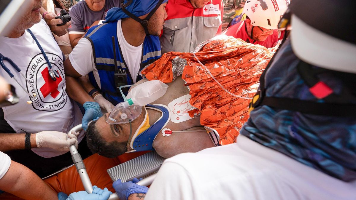 Rescatistas trasladan a un superviviente de los terremotos en Venezuela, tras ocho días bajo los escombros de un edificio y una operación de salvamento de casi 72 horas, este jueves en Catia La Mar (Venezuela).