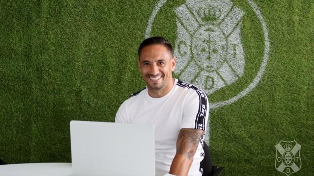 Suso Santana posa en las oficinas del CD Tenerife