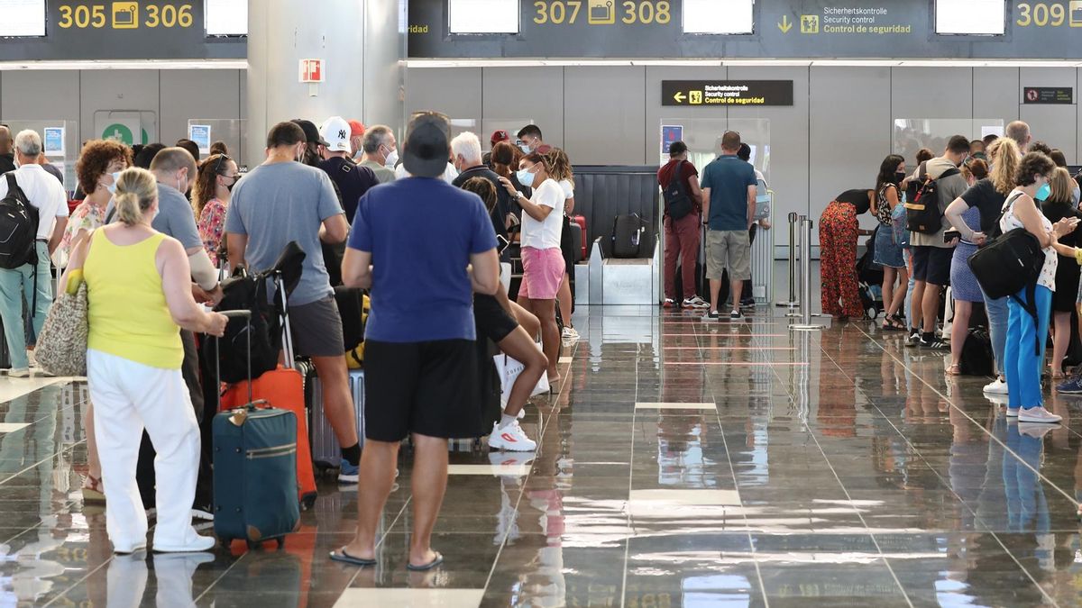 Los turistas llegados en avión a Canarias en agosto aumentaron un 0,9%