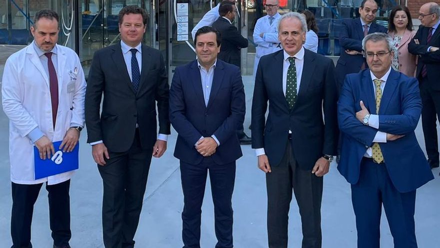 El Consejero de Sanidad, Enrique Ruiz Escudero, con el presidente de Vithas, Jorge Gallardo; su CEO, Pedro Rico; el gerente, Fernando Malagón; y el gerente asistencial de hospitales, Jesús Canora