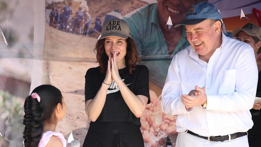 Ayuso, en Perú: "En este lugar hay población que está sumida en la pobreza y, sin embargo, es alegre"