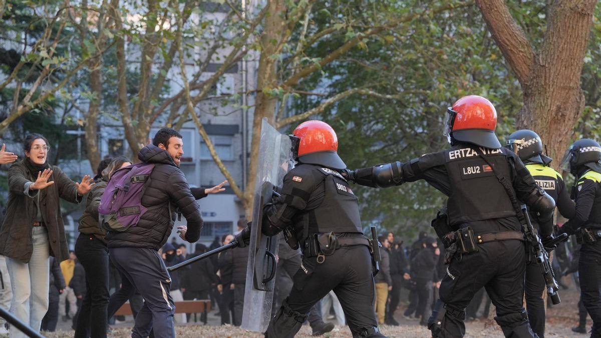 Cargas de la Ertzaintza, este viernes en Sansomendi