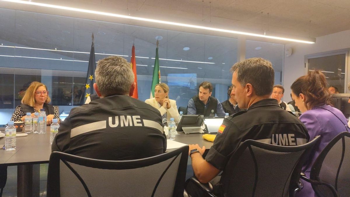 Guardiola en una reunión con miembros de la UME esta madrugada