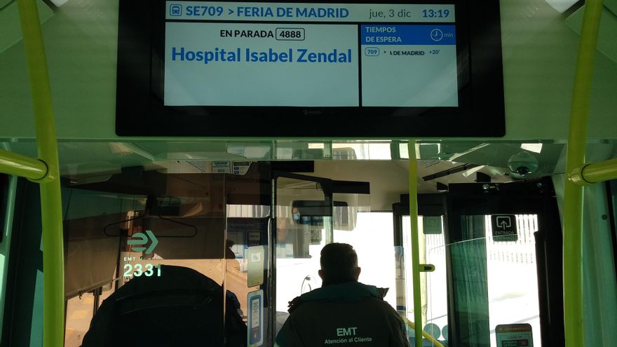 Interior del nuevo bus que llega al Hospital Isabel Zendal de Madrid.