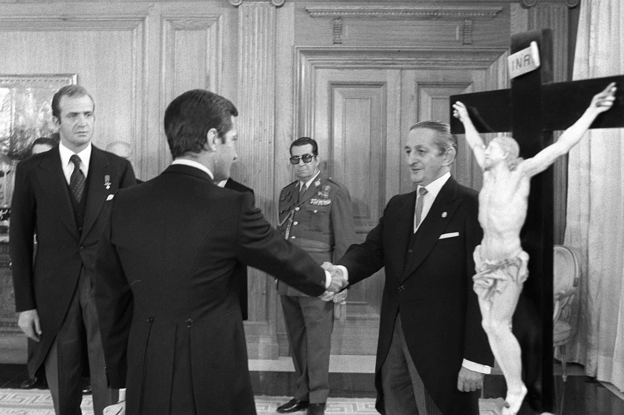 Madrid, 5-7-1976.- Adolfo Suárez jura su cargo de Presidente del Gobierno en un acto presidido por el Rey Juan Carlos en el Palacio de la Zarzuela. En la foto, Suárez saluda al presidente del Consejo del Reino y de las Cortes, Torcuato Fernández Miranda (d), en presencia del rey Juan Carlos.