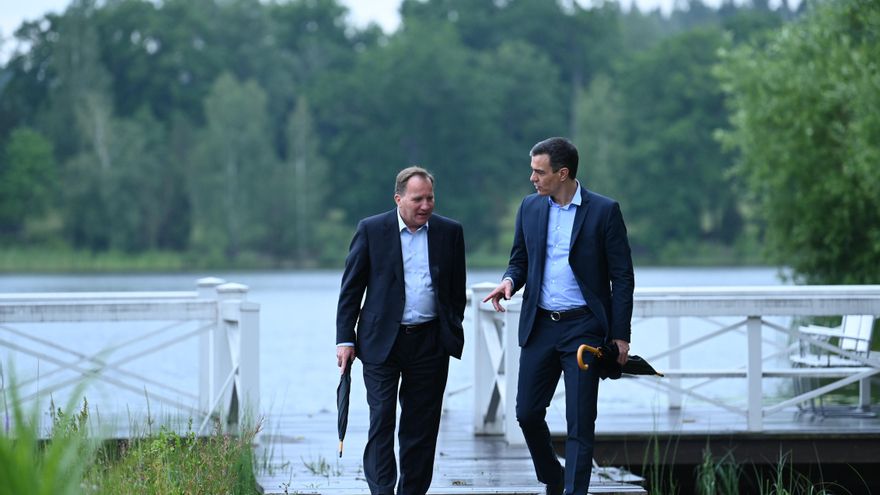 El presidente del Gobierno, Pedro Sánchez (i), junto con el primer ministro sueco, Stefan Löfven (d), junto a un embarcadero durante un paseo por la residencia vacacional de Harpsund, Suecia este miércoles