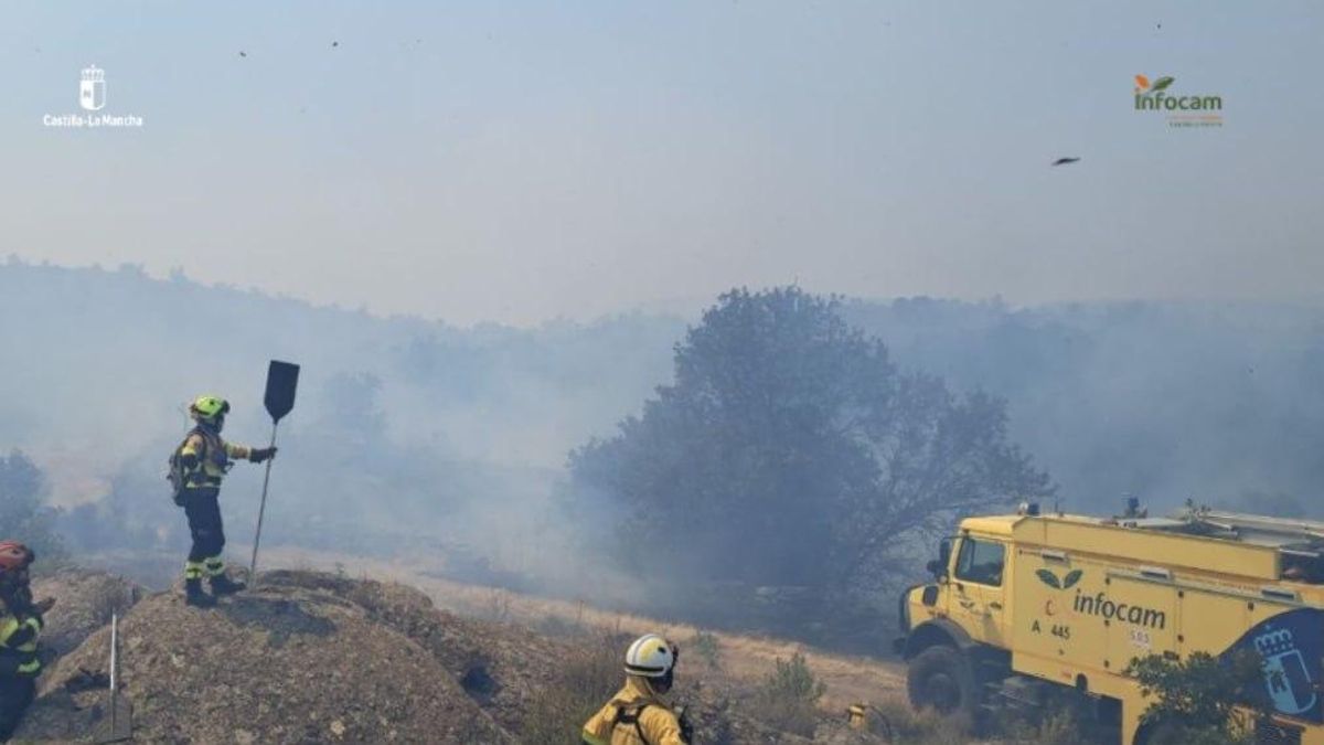 La Junta de Castilla y León refuerza el despliegue de medios ante la posibilidad de que el incendio de La Mierla pase a Soria
