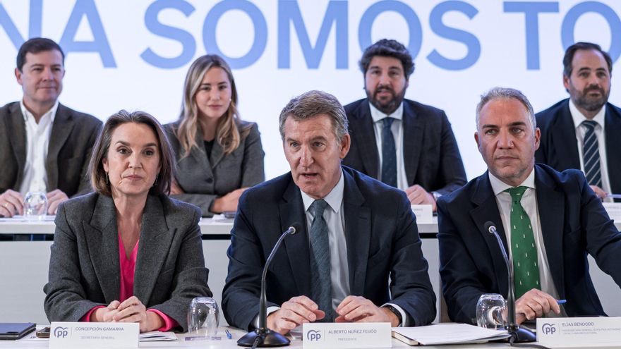Archivo - La secretaria general del PP, Cuca Gamarra; el presidente del PP, Alberto Núñez Feijóo y el vicesecretario de Coordinación Autonómica y Local del PP, Elías Bendodo. Archivo.