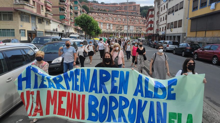 Trabajadoras del Hospital Psiquiátrico Aita Menni en una manifestación en Arrasate-Mondragón