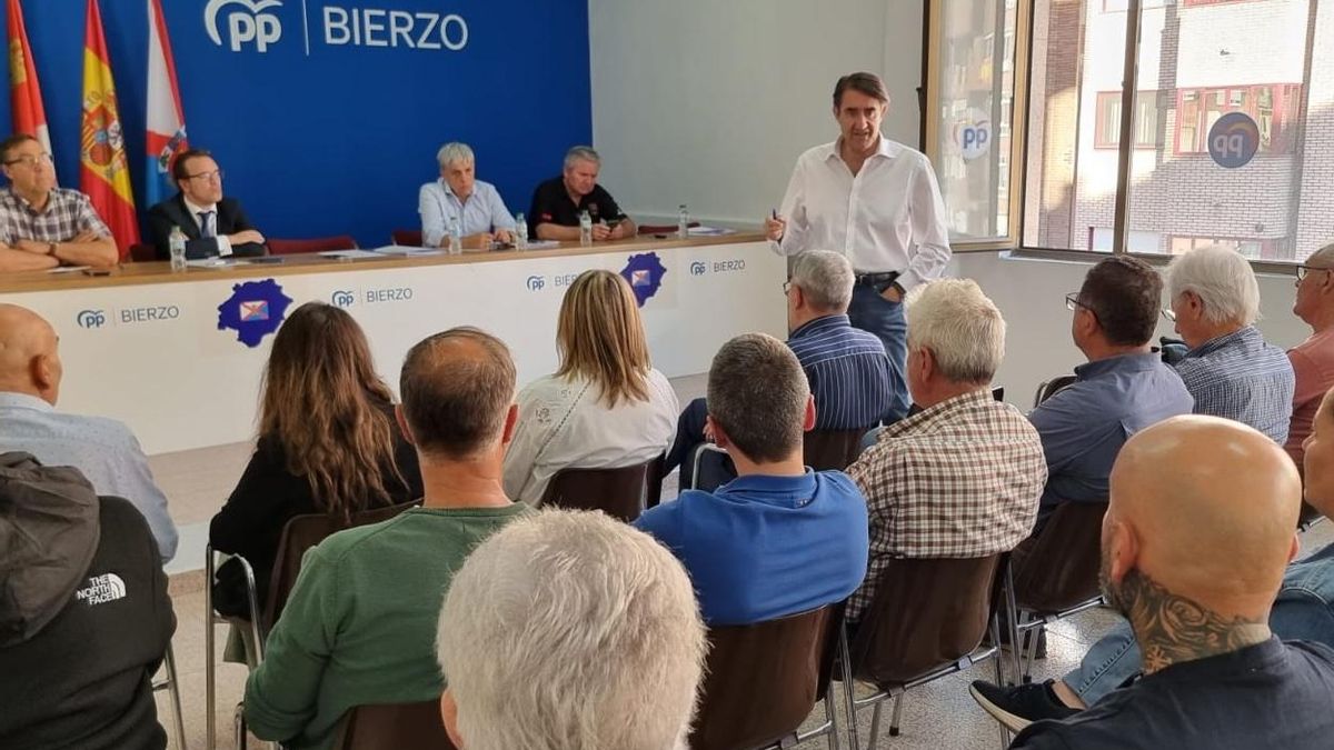 El consejero de Medio Ambiente, Juan Carlos Suárez-Quiñones con alcaldes y portavoces del PP de El Bierzo
