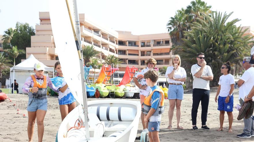 Yolanda Moliné visita la Escuela de Vela de Arona