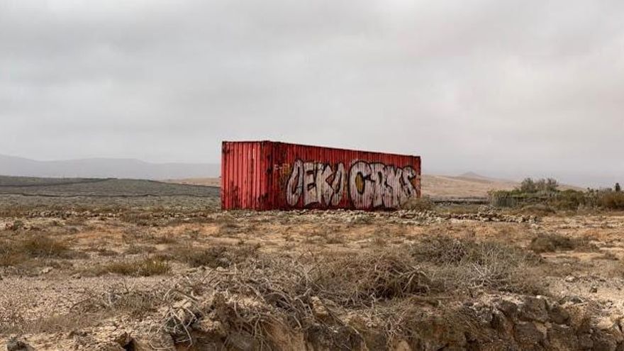Un contenedor en medio de la nada en el municipio de La Oliva
