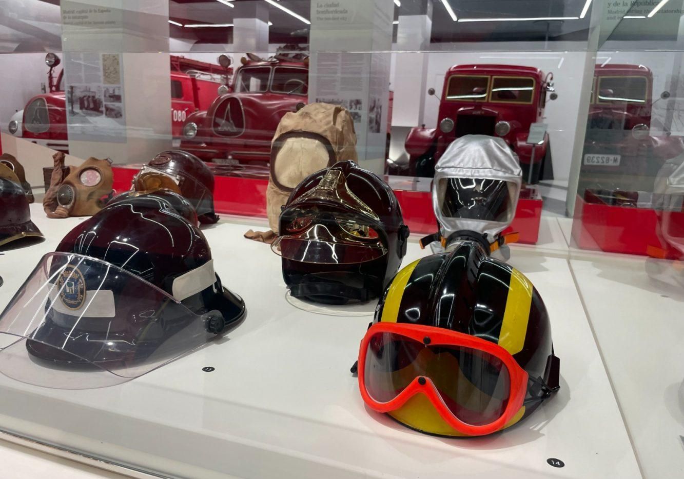 Exposición de cascos de bombero a lo largo de la historia en el museo