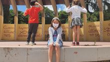 Amigos que intentan guardar las distancias de seguridad en el parque.