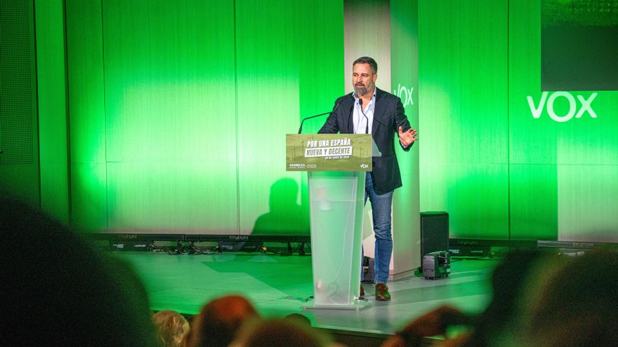 El líder de Vox, Santiago Abascal, interviene durante la presentación del programa económico y de vivienda de Vox, en el Auditorio Mutua Madrileña, a 29 de junio de 2025, en Madrid (España).