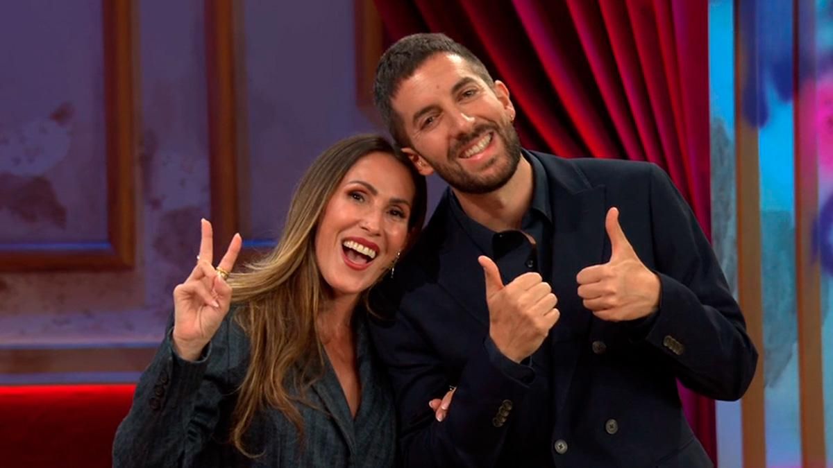 Malú visita 'La Revuelta' por primera vez con alusión a 'El Hormiguero' e impacta con su récord en las preguntas clásicas