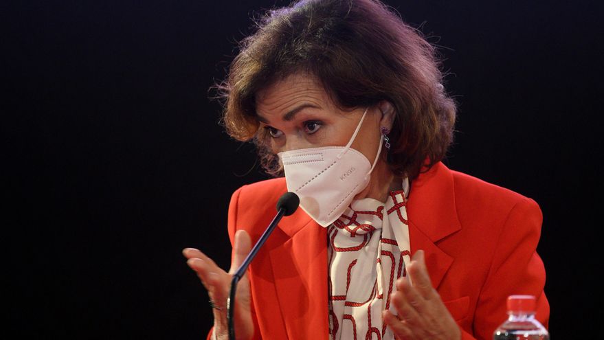 La vicepresidenta primera del Gobierno, Carmen Calvo, este miércoles en la localidad cántabra de Potes. EFE/Pedro Puente Hoyos