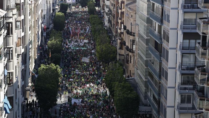 Decenas de miles de docentes, familias y alumnos, unidos contra el Consell de Pérez Llorca en una manifestación histórica por la educación pública