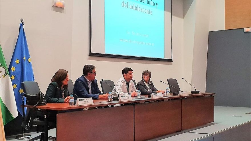 Profesionales sanitarios, sociales y educativos participan en una jornada sobre atención a la infancia