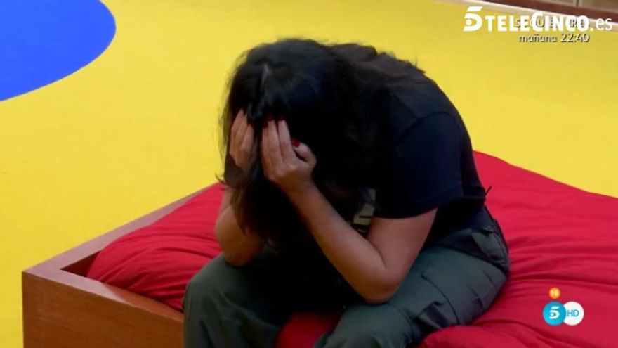 Aída derrumbada por el desacato de Elettra