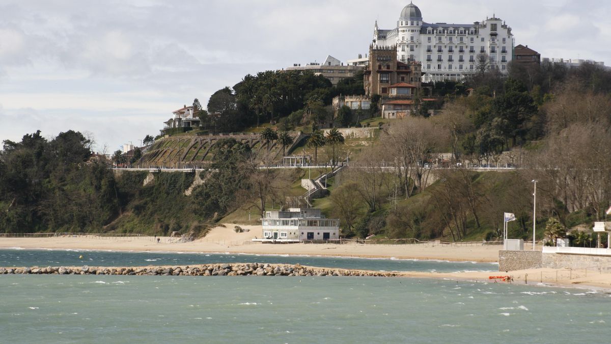 Obras de construcción de los espigones de La Magdalena en Santander. | ANDRÉS HERMOSA