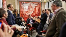Pablo Echenique, Alfonso Rodríguez Gómez de Celis, María Jesús Montero, Adriana Lastra, Pedro Sánchez, Alberto Garzón, Pablo Iglesias y Santos Cerdán, en el Congreso tras la firma del acuerdo / Dani Gago