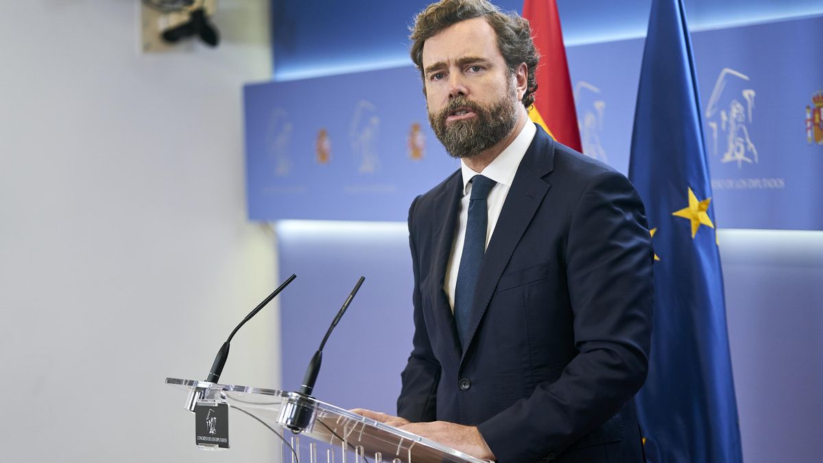 El portavoz parlamentaria de Vox en el Congreso, Iván Espinosa de los Monteros, durante una rueda de prensa posterior a la Junta de Portavoces, en el Congreso de los Diputados, a 13 de diciembre de 2022, en Madrid (España).