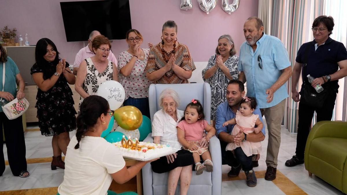 Mayores celebra el 100 cumpleaños de Ana López dentro del programa ‘Cordobeses Centenarios’