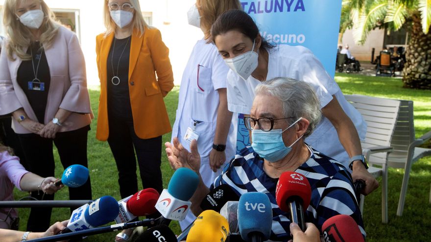 Josefa Pérez, primera persona vacunada en Cataluña contra la Covid19, atiende a la prensa tras recibir la tercera dosis hoy en Hopitalet de LLobregat. EFE/Marta Pérez
