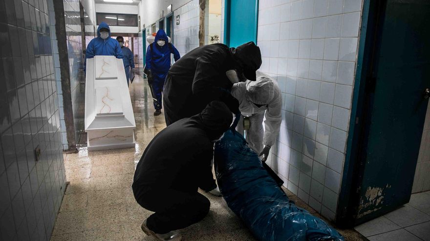 Parte del proceso del entierro a un líder de la Amazonía.