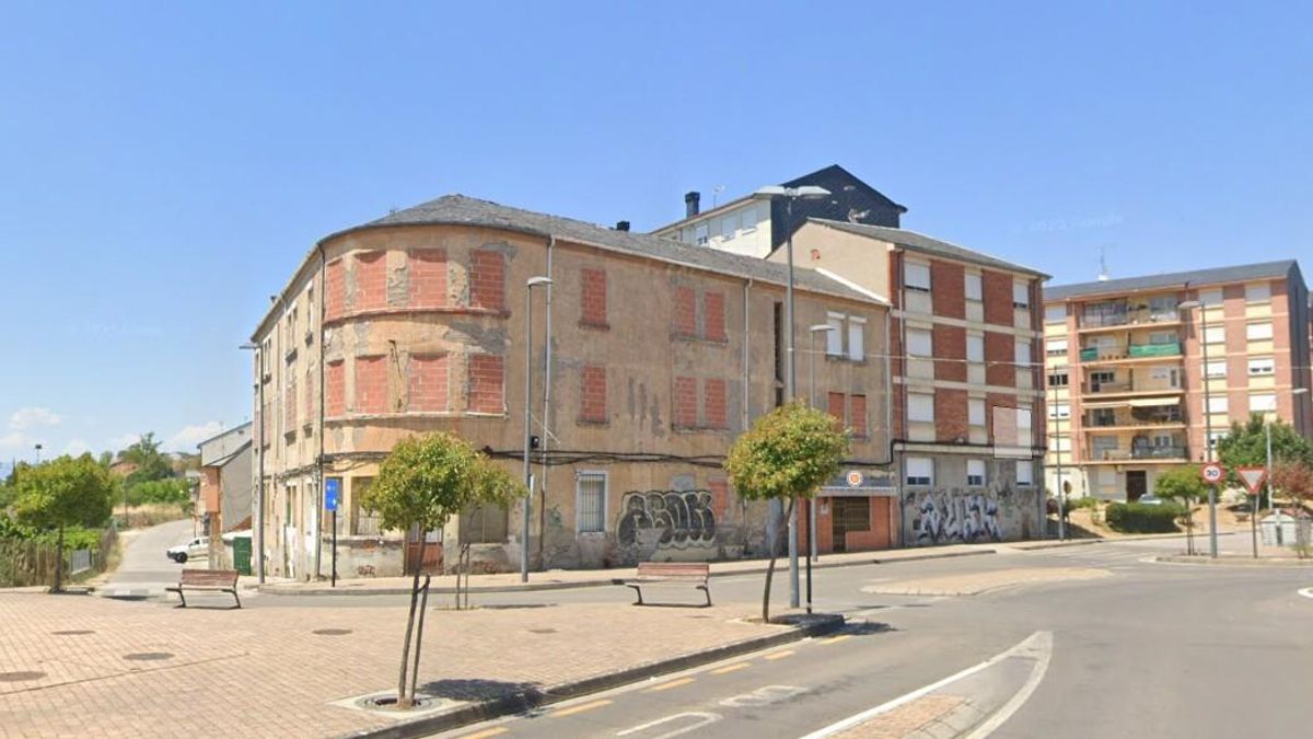 Los bomberos de Ponferrada sofocan el incendio por un cortocircuito en un edificio deshabitado