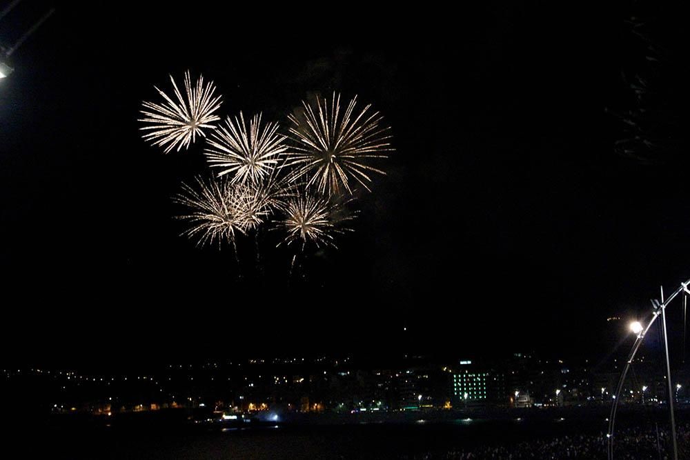 Fuegos artificiales durante la noche de San Juan en la capital grancanaria. (Foto: Cirenia Vico).