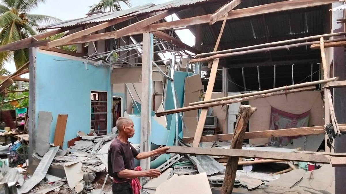 Foto muestra una casa dañada debido al conflicto en la provincia de Ubon Ratchathani, Tailandia