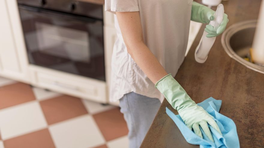 Cómo eliminar la grasa de los muebles de madera que tienes en la cocina