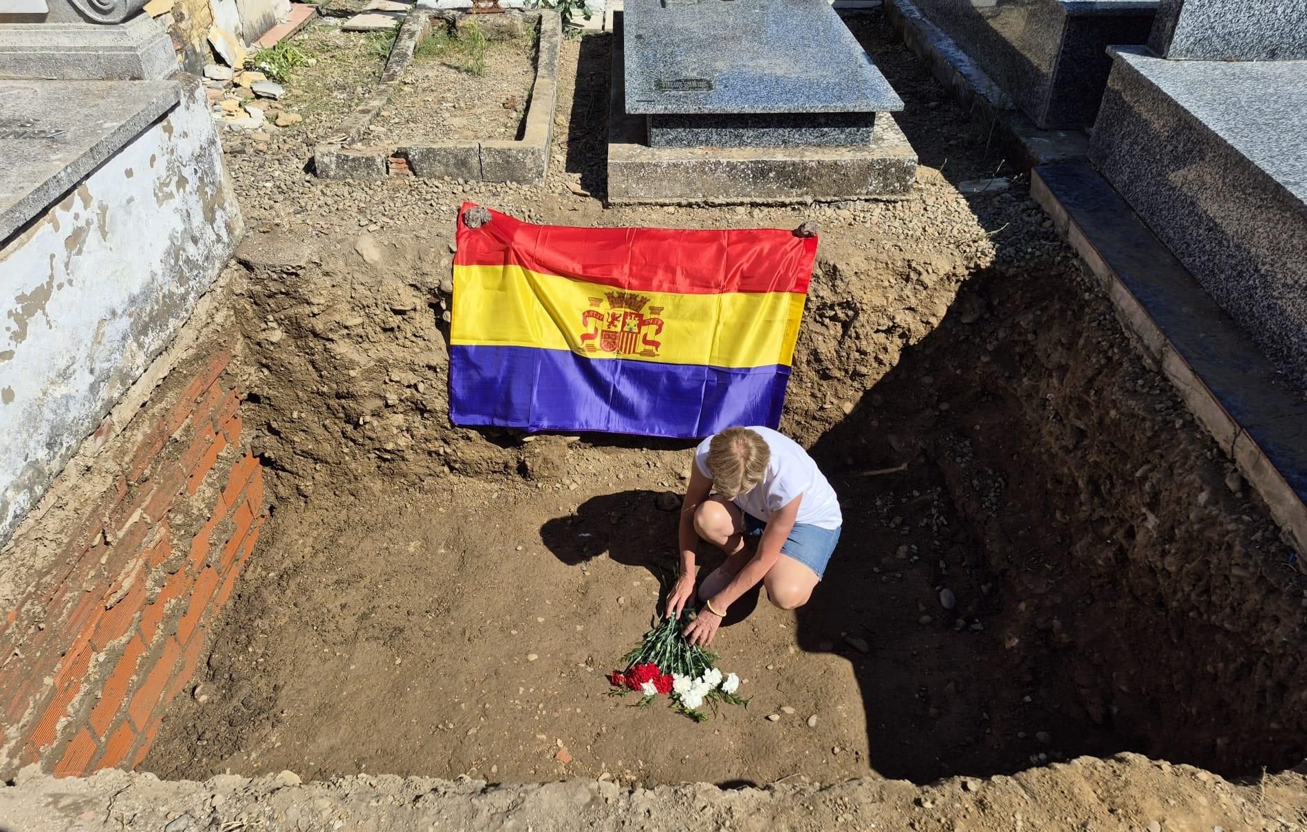 Tras concluir los trabajos, un homenaje a la República democrática que los golpistas aniquilaron.